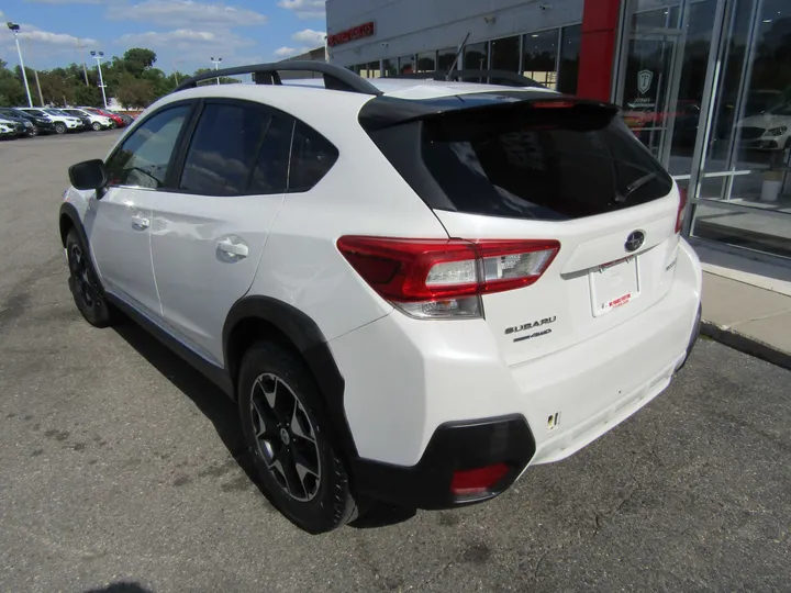 WHITE, 2018 SUBARU CROSSTREK Image 8