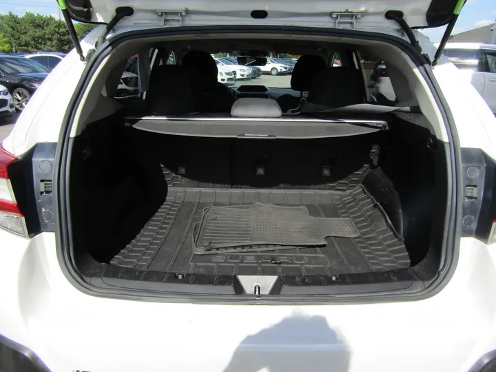 WHITE, 2018 SUBARU CROSSTREK Image 9