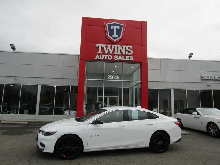 WHITE, 2018 CHEVROLET MALIBU Image 1