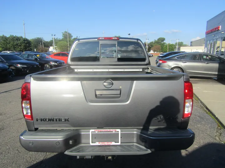 GRAY, 2019 NISSAN FRONTIER CREW CAB Image 5