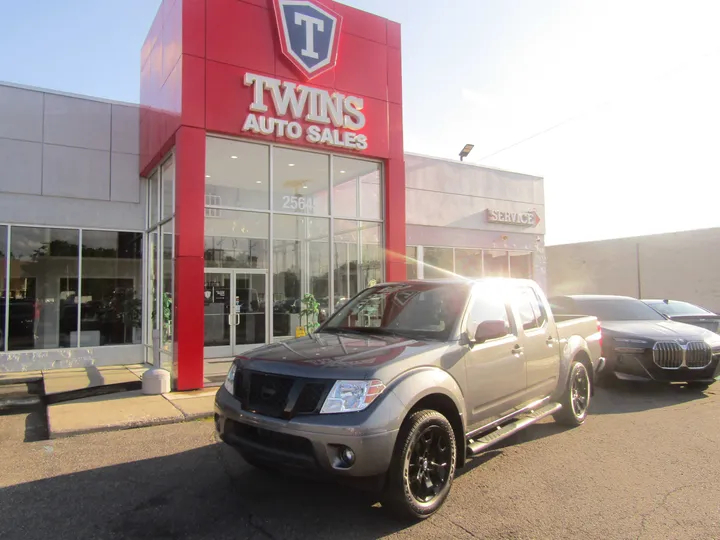 GRAY, 2019 NISSAN FRONTIER CREW CAB Image 1