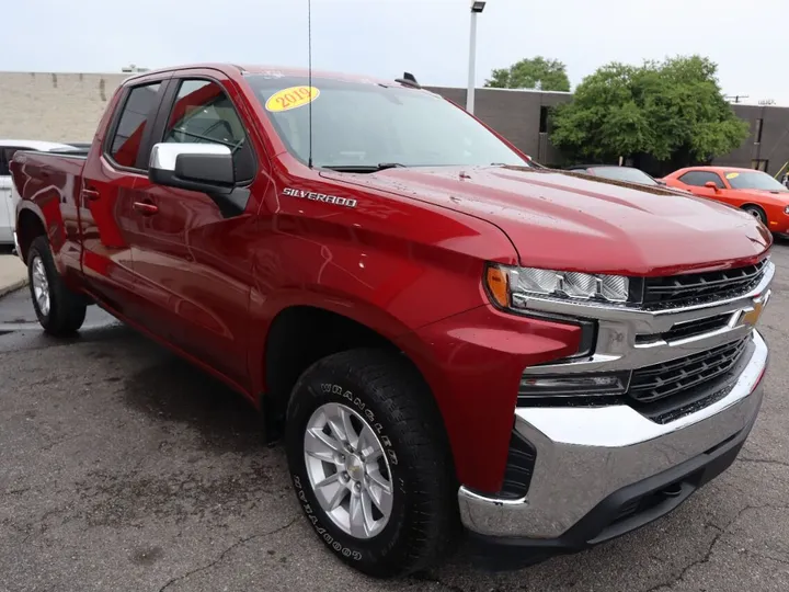 BURGUNDY, 2019 CHEVROLET SILVERADO 1500 DOUBLE CAB Image 4