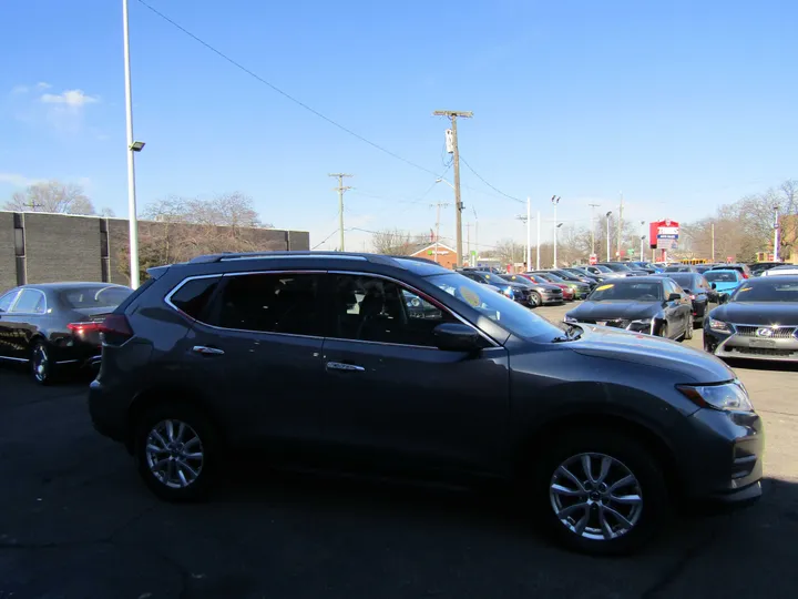 GREY, 2019 NISSAN ROGUE Image 4