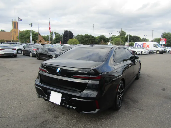 BLACK, 2024 BMW I7 Image 6