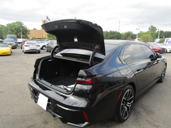 BLACK, 2024 BMW I7 Image 7