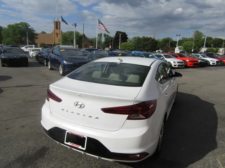 WHITE, 2019 HYUNDAI ELANTRA Image 6