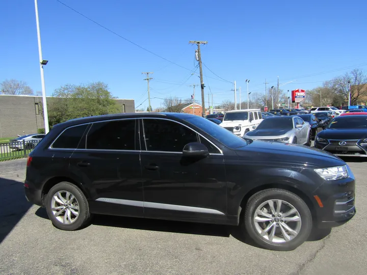 BLACK, 2017 AUDI Q7 Image 4