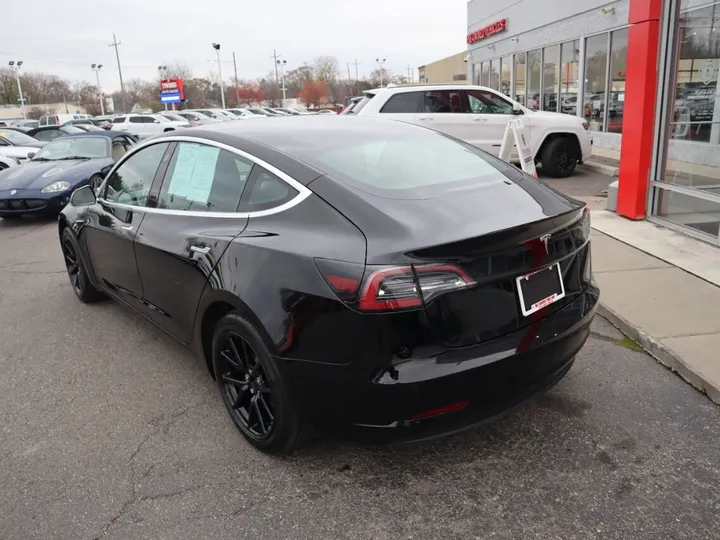 BLACK, 2019 TESLA MODEL 3 Image 8