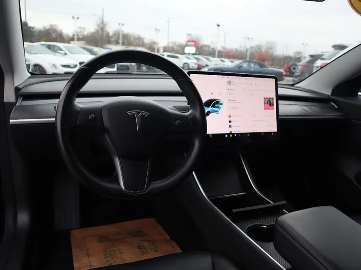 BLACK, 2019 TESLA MODEL 3 Image 10