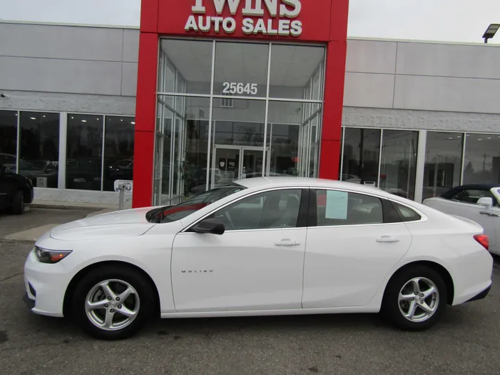 WHITE, 2018 CHEVROLET MALIBU Image 2