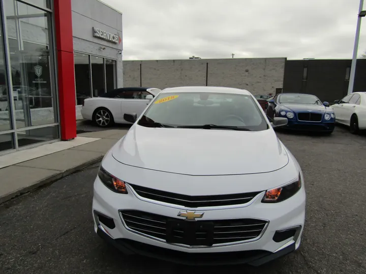 WHITE, 2018 CHEVROLET MALIBU Image 3