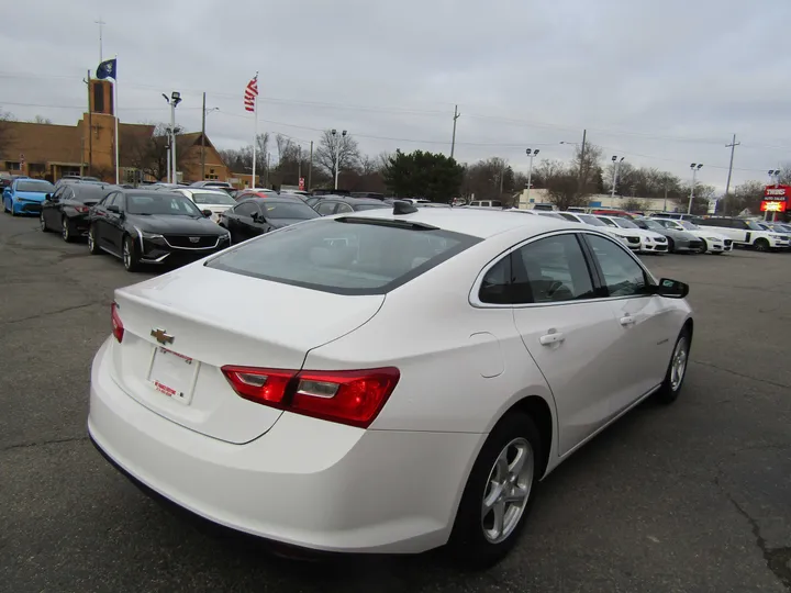 WHITE, 2018 CHEVROLET MALIBU Image 6