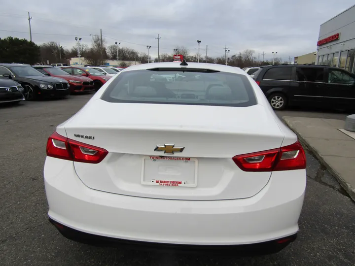 WHITE, 2018 CHEVROLET MALIBU Image 7