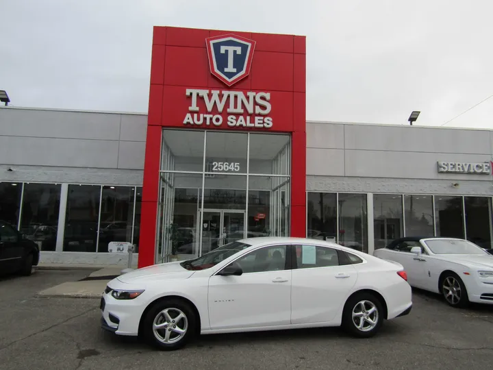 WHITE, 2018 CHEVROLET MALIBU Image 1