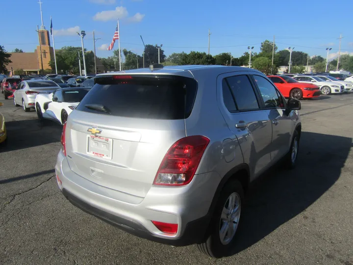 SILVER, 2021 CHEVROLET TRAX Image 4