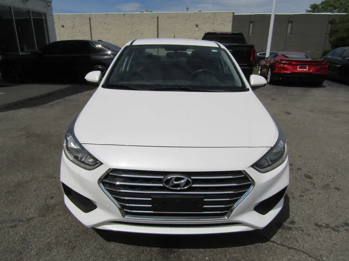 WHITE, 2019 HYUNDAI ACCENT Image 3