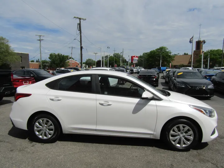 WHITE, 2019 HYUNDAI ACCENT Image 5