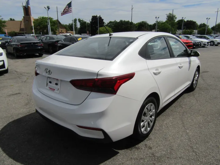 WHITE, 2019 HYUNDAI ACCENT Image 6