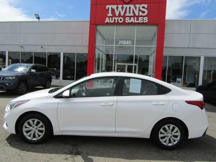 WHITE, 2019 HYUNDAI ACCENT Image 1