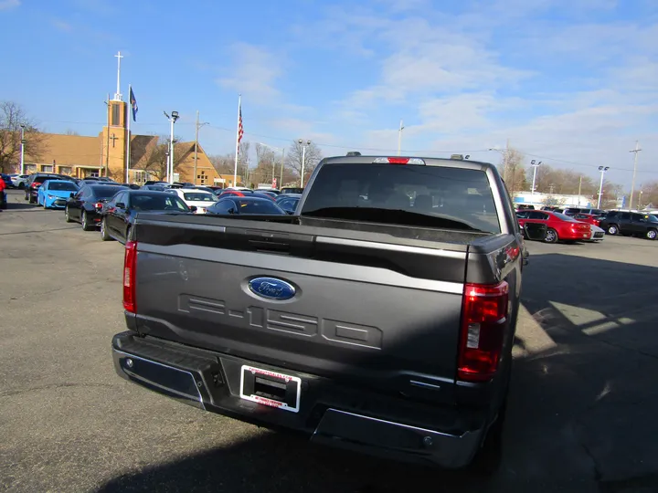 GREY, 2022 FORD F150 SUPERCREW CAB Image 6