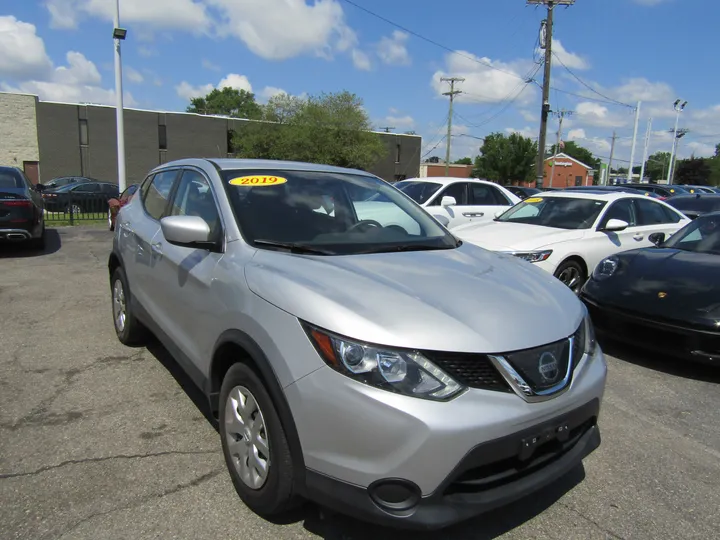 SILVER, 2019 NISSAN ROGUE SPORT Image 4