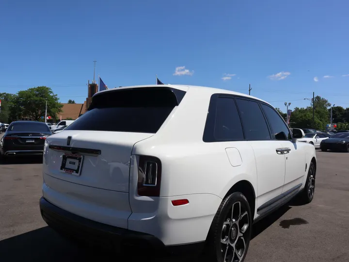 WHITE, 2022 ROLLS-ROYCE CULLINAN Image 7