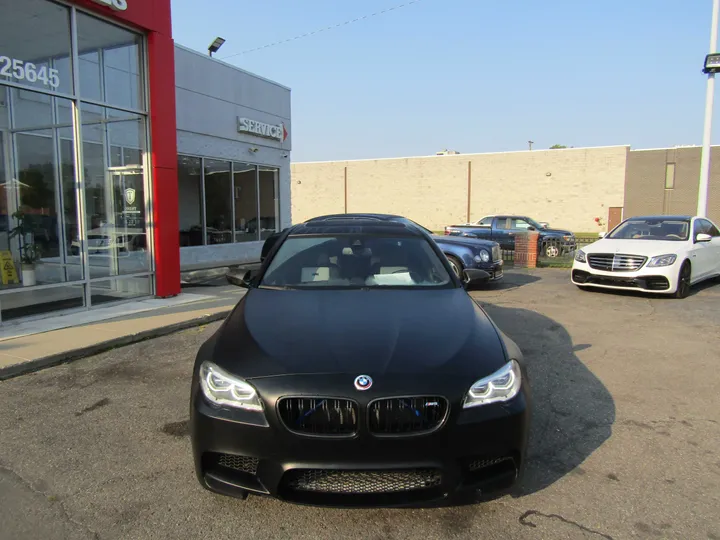 BLACK, 2016 BMW M5 Image 3