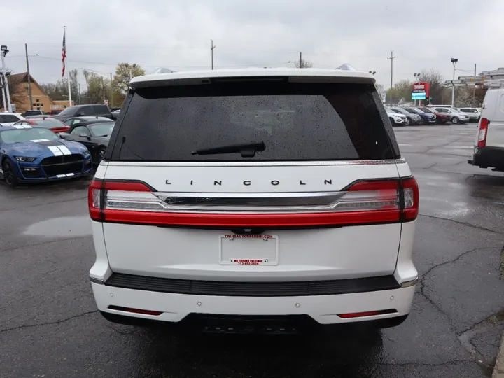 White, 2020 LINCOLN NAVIGATOR Image 7