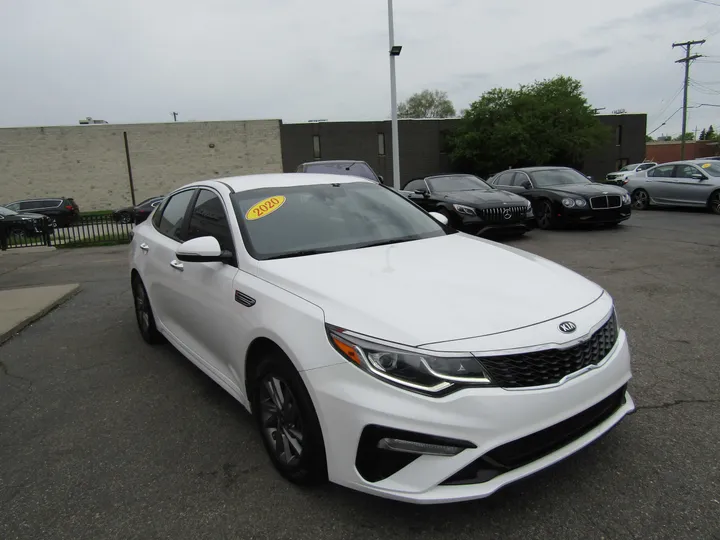 WHITE, 2020 KIA OPTIMA Image 4