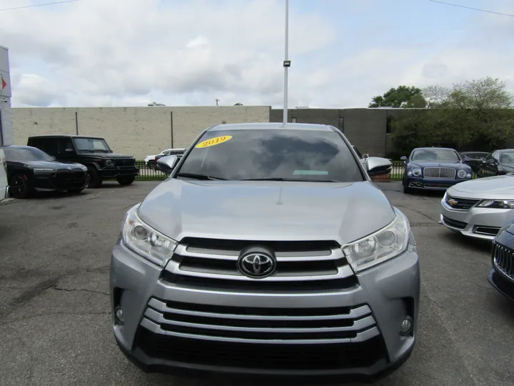 SILVER, 2019 TOYOTA HIGHLANDER Image 2