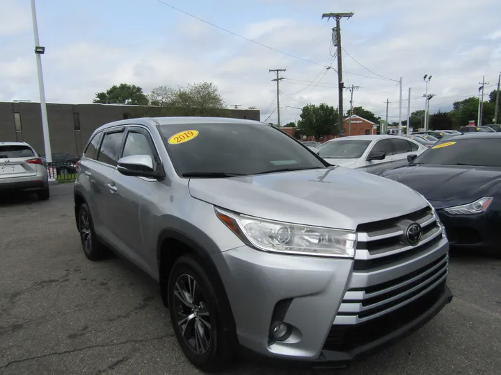 SILVER, 2019 TOYOTA HIGHLANDER Image 3