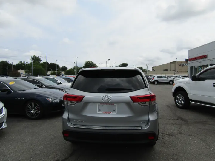 SILVER, 2019 TOYOTA HIGHLANDER Image 5