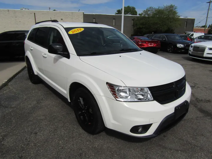 WHITE, 2019 DODGE JOURNEY Image 4