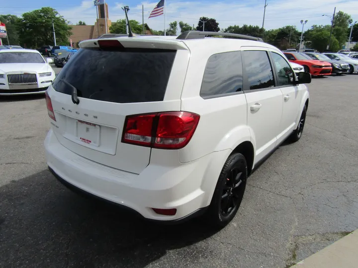 WHITE, 2019 DODGE JOURNEY Image 6