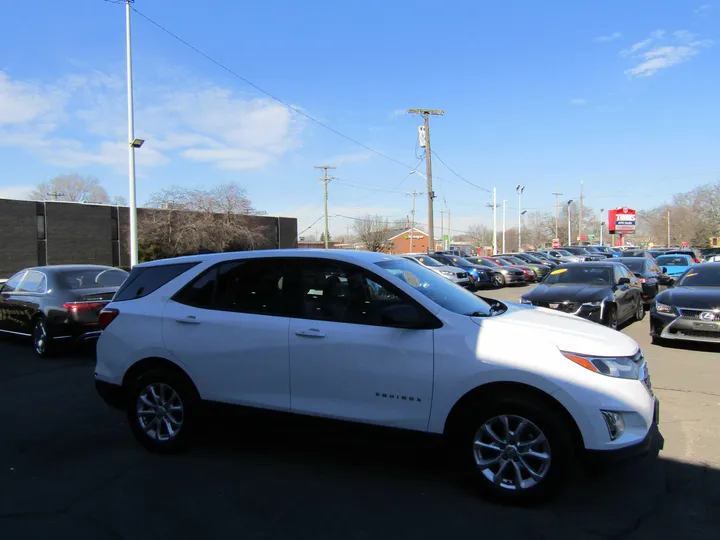 WHITE, 2018 CHEVROLET EQUINOX Image 4