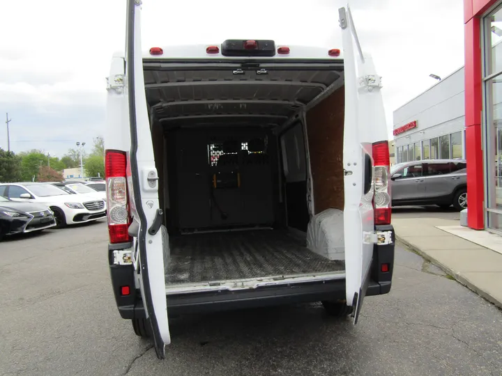 WHITE, 2018 RAM PROMASTER CARGO VAN Image 10