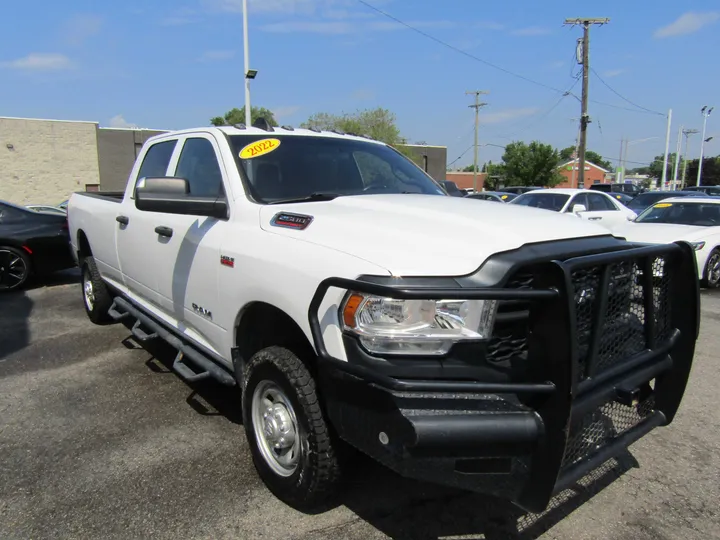 WHITE, 2022 RAM 2500 CREW CAB Image 4