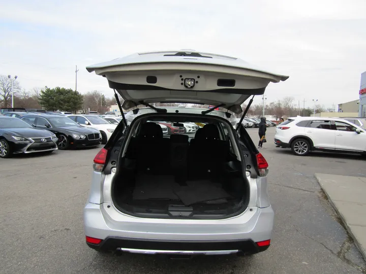 SILVER, 2018 NISSAN ROGUE Image 7