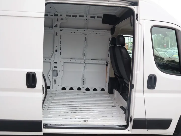 WHITE, 2021 RAM PROMASTER CARGO VAN Image 22