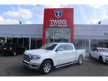 WHITE, 2021 RAM 1500 CREW CAB Image 7