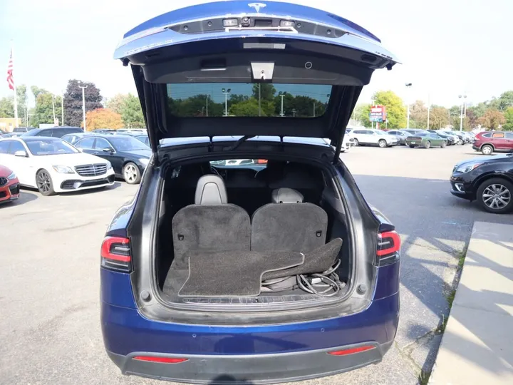 BLUE, 2018 TESLA MODEL X Image 6