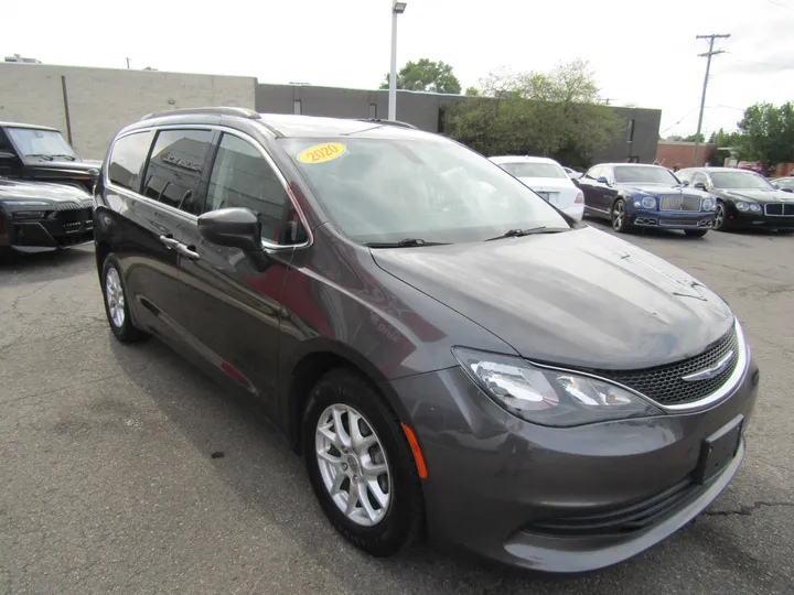 GRAY, 2020 CHRYSLER VOYAGER Image 4