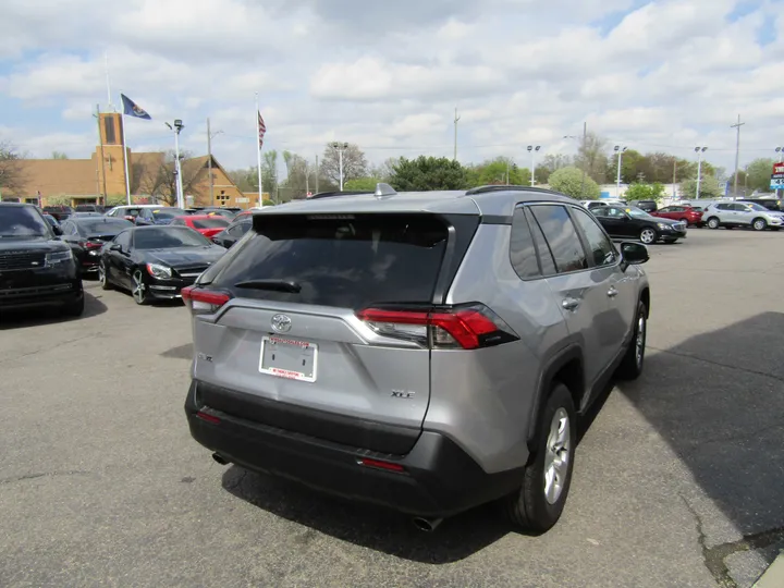 SILVER, 2020 TOYOTA RAV4 Image 6