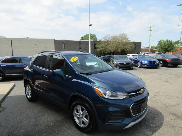 BLUE, 2019 CHEVROLET TRAX Image 4