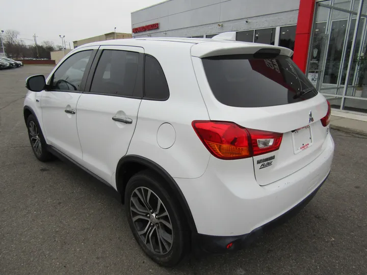 WHITE, 2017 MITSUBISHI OUTLANDER SPORT Image 8