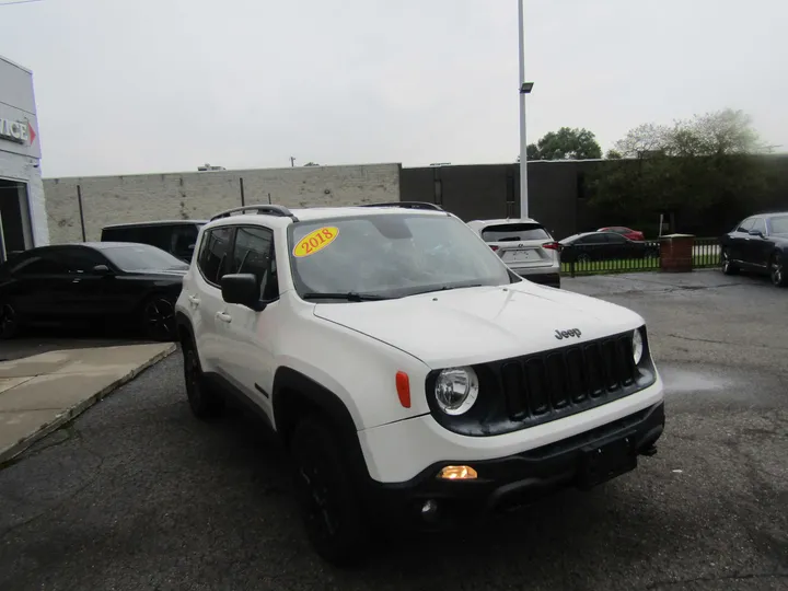 WHITE, 2018 JEEP RENEGADE Image 4