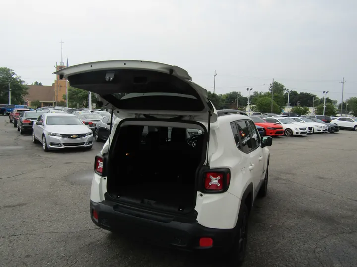 WHITE, 2018 JEEP RENEGADE Image 8