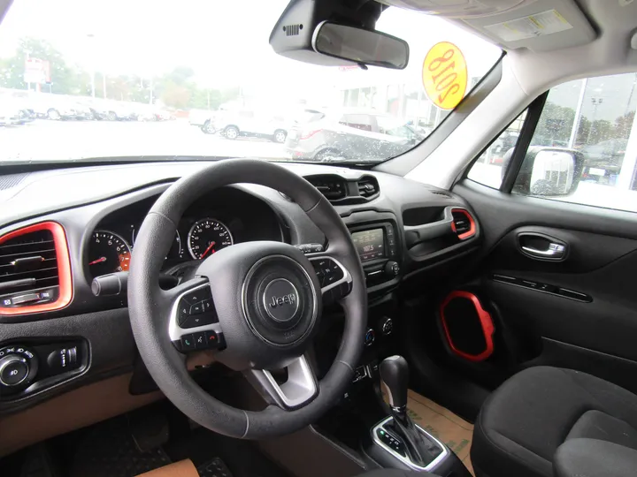 WHITE, 2018 JEEP RENEGADE Image 12