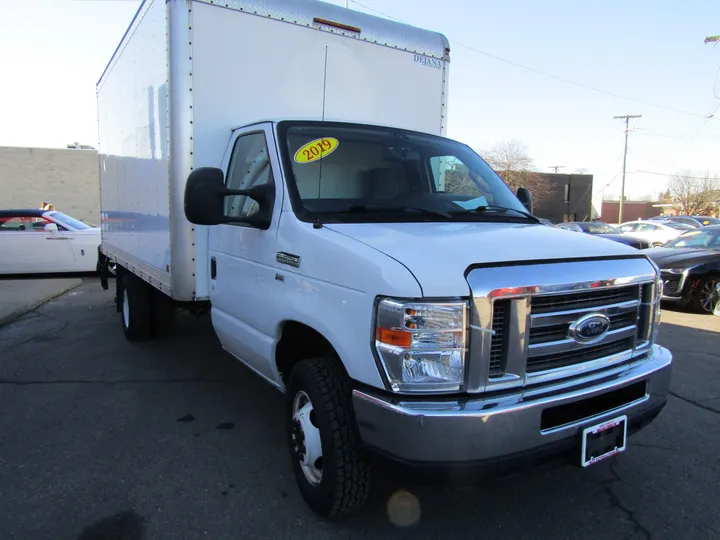 WHITE, 2019 FORD E350 SUPER DUTY CUTAWAY Image 4