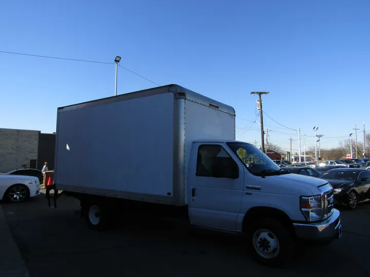 WHITE, 2019 FORD E350 SUPER DUTY CUTAWAY Image 5